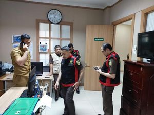 Ruangan Sekda Sumbar Ikut Digeledah Kejati, Sejumlah Dokumen Diangkut Ruangan Sekda Sumbar Ikut Digeledah Kejati, Sejumlah Dokumen Diangkut