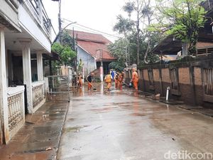 Banjir di Cawang Sempat Capai 200 Cm Telah Surut, Warga Bersihkan Rumah