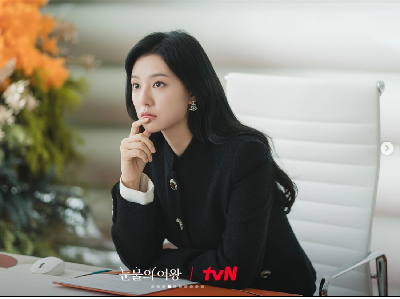 9 Inspirasi Gaya Kantoran a La Kim Ji Won di Queen of Tears