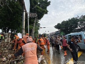 Begini Kondisi Macet Parah Usai Banjir di Hek Kramat Jati Arah Cililitan Begini Kondisi Macet Parah Usai Banjir di Hek Kramat Jati Arah Cililitan