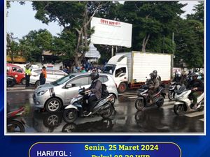 Usai Kebanjiran, Lalu Lintas Pertigaan Hek Kramat Jati Macet Usai Kebanjiran, Lalu Lintas Pertigaan Hek Kramat Jati Macet