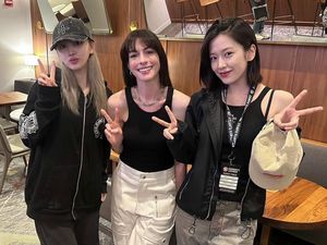 Yujin dan Liz IVE Nonton NBA di Atlanta, Eh Ketemu Anne Hathaway!