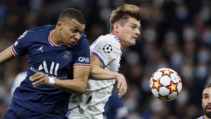 MADRID, SPAIN - MARCH 09: Kylian Mbappe of Paris Saint-Germain and Toni Kroos of Real Madrid CF controls the ball during the UEFA Champions League Round Of Sixteen Leg Two match between Real Madrid and Paris Saint-Germain at Estadio Santiago Bernabeu on March 9, 2022 in Madrid, Spain. (Photo by Berengui/DeFodi Images via Getty Images)