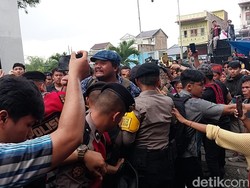 Aksi Minta Bebaskan Ketua Adat Simalungun di Polda Sumut Ricuh