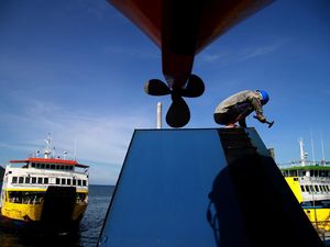 Melihat Perawatan Kapal Ferry Jelang Arus Mudik di Ternate Melihat Perawatan Kapal Ferry Jelang Arus Mudik di Ternate