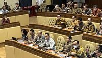 Datang Bareng Ibas, Intip Gaya AHY Rapat Perdana di DPR