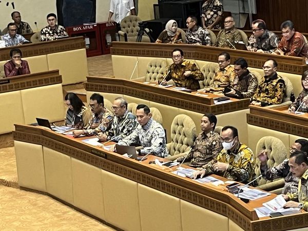 Datang Bareng Ibas, Intip Gaya AHY Rapat Perdana di DPR