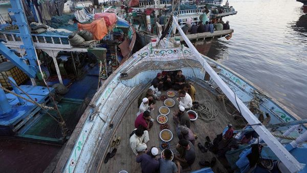 Momen Kebersamaan Nelayan Pakistan Buka Puasa di Atas Kapal