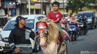 Ngabuburit Sambil Berkuda di Bekasi