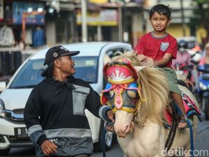 Ngabuburit Sambil Berkuda di Bekasi