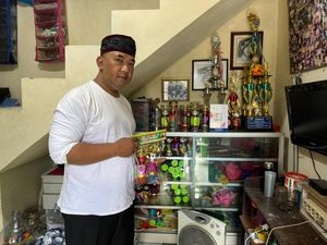 Cerita Sukses Lukman Lestarikan Budaya Betawi Lewat Ondel-ondel Berbonus Cuan