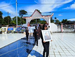 Kapolres Paniai Beri Penghormatan Terakhir ke Polisi Gugur Ditembak KKB