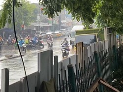 Licinnya Pertigaan Hek Kramat Jati Usai Banjir Bikin Pemotor Jatuh