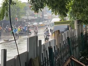 Licinnya Pertigaan Hek Kramat Jati Usai Banjir Bikin Pemotor Jatuh Licinnya Pertigaan Hek Kramat Jati Usai Banjir Bikin Pemotor Jatuh