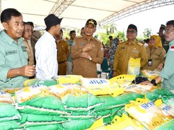 Pj Gubernur Sulbar Cek Gerakan Pangan Murah di Polman, Harap Digelar Rutin