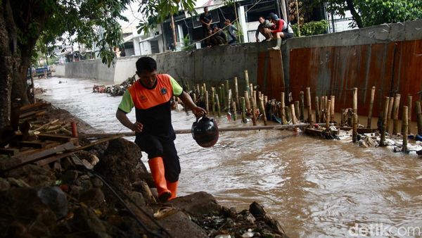 Penampakan Titik Luapan Sungai yang Bikin Hek Kramat Jati Kebanjiran