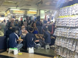 Pasar Tanah Abang Dipenuhi Pengunjung Saat Ramadan, Jasa Pijat Laris Manis