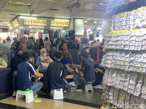 Pasar Tanah Abang Dipenuhi Pengunjung Saat Ramadan, Jasa Pijat Laris Manis Pasar Tanah Abang Dipenuhi Pengunjung Saat Ramadan, Jasa Pijat Laris Manis