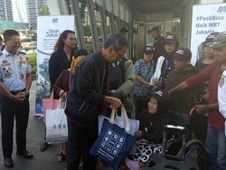 Ngabuburit, Heru Budi Ajak Penyandang Disabilitas Naik MRT
