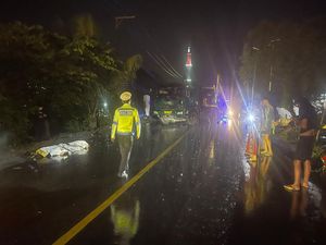 2 Remaja Boncengan Motor Tewas Tabrakan dengan Truk di Polman Sulbar