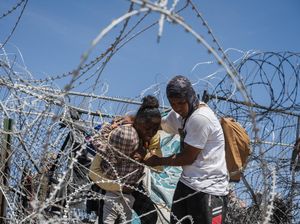 Potret Ratusan Imigran Terobos Kawat Berduri Serbu Perbatasan AS-Meksiko