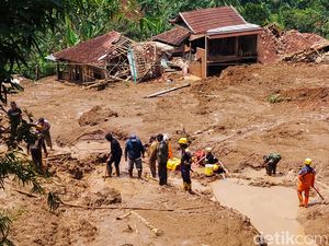Detik-detik Bukit 100 Meter di Bandung Barat Longsor-Terjang Permukiman
