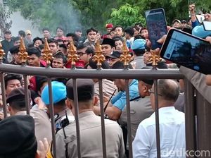 Puluhan Mahasiswa Bentrok dengan Polisi saat Demo di Polrestabes Medan