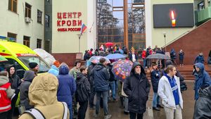 Ramai-ramai Warga Rusia Donor Darah untuk Korban Penembakan