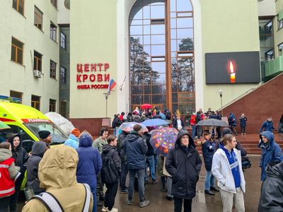 Ramai-ramai Warga Rusia Donor Darah untuk Korban Penembakan