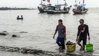 Sedimentasi Bikin Kapal Nelayan Sulit Bersandar di Teluk Labuan