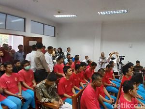 34 Terdakwa Aksi Bela Rempang Divonis 3 hingga 8 Bulan Penjara 34 Terdakwa Aksi Bela Rempang Divonis 3 hingga 8 Bulan Penjara