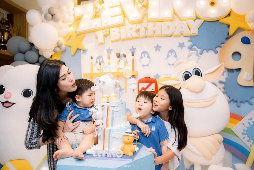 Stevie Agnecya dan anak-anaknya