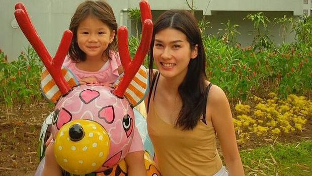 Stevie Agnecya dan putri sulungnya, Drucilla Kalea Arifin