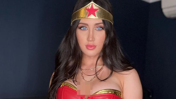 8 Potret Wanita yang Jadi Kembaran Megan Fox, Gajinya Sebulan Rp 500 Juta