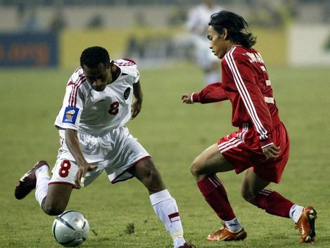 Indonesian foward Eli Aiboy (L) tries to get past Vietnamese defender  Nguyen Huy Hoang during a Tiger soccer Southeast Asian Championship match between Vietnam and Indonesia at Hanoi's My Dinh stadium, 11 December 2004. Indonesia defeated Vietnam 3-0. AFP PHOTO/HOANG DINH Nam (Photo by HOANG DINH NAM / AFP)