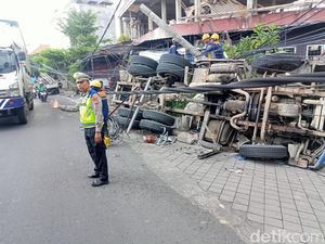 Pemotor Mendadak Menyeberang, Truk Terguling di Jalur Denpasar-Gilimanuk