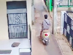 Viral Bocah Main HP Dijambret Pria Naik Motor di Depok