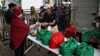 Warga Serbu Sembako Murah di Jakarta