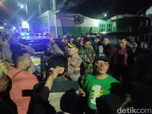 Warga Sidoarjo Ngeluruk Rumah Penjual Miras yang Tetap Jualan di Bulan Puasa Warga Sidoarjo Ngeluruk Rumah Penjual Miras yang Tetap Jualan di Bulan Puasa