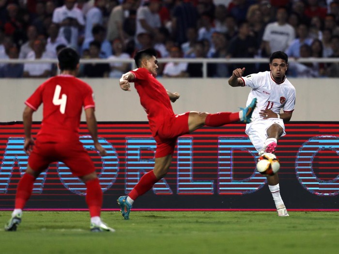 HANOI, VIETNAM - MARCH 26: Ragnar Oratmangoen of Indonesia controls the ball during the FIFA World Cup Asian second qualifier Group F match between Vietnam and Indonesia at My Dinh National Stadium on March 26, 2024 in Hanoi, Vietnam. (Photo by Minh Hoang/Getty Images)