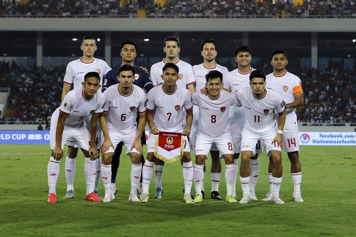 HANOI, VIETNAM - MARCH 26: Ragnar Oratmangoen of Indonesia controls the ball during the FIFA World Cup Asian second qualifier Group F match between Vietnam and Indonesia at My Dinh National Stadium on March 26, 2024 in Hanoi, Vietnam. (Photo by Minh Hoang/Getty Images)