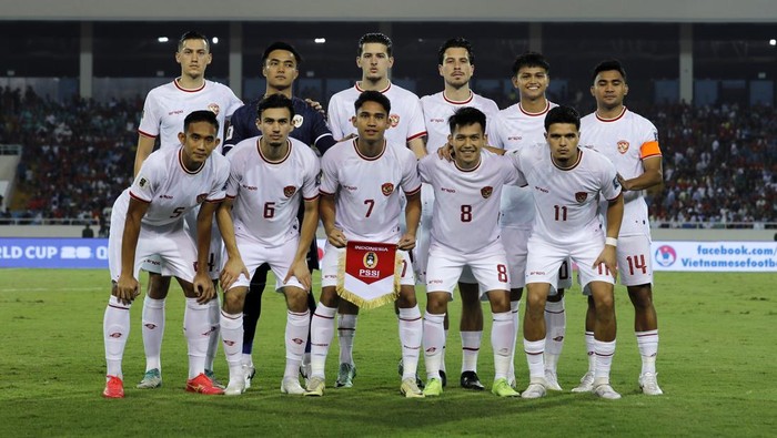 HANOI, VIETNAM - MARCH 26: Ragnar Oratmangoen of Indonesia controls the ball during the FIFA World Cup Asian second qualifier Group F match between Vietnam and Indonesia at My Dinh National Stadium on March 26, 2024 in Hanoi, Vietnam. (Photo by Minh Hoang/Getty Images)