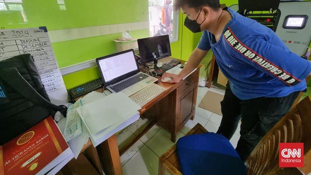 Alquran Braile yang dicetak Yayasan Raudlatul Makfufin di Serpong, Tangerang Selatan, Senin (25/3). (CNNIndonesia/Cesar Sanabil Pasya)
