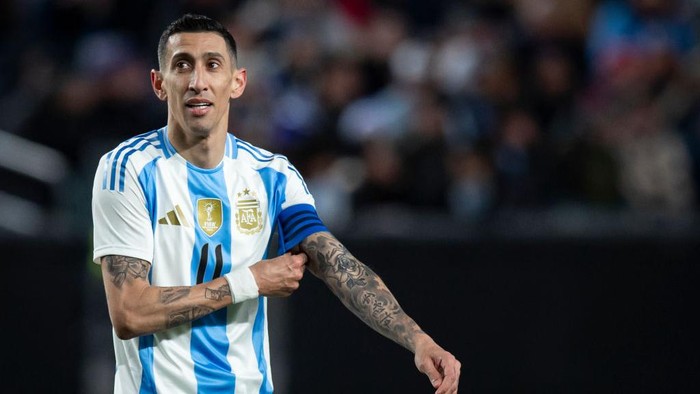 PHILADELPHIA, PENNSYLVANIA - MARCH 22: Ángel Di Maria #11 of Argentina adjust the captains armband during the first half of the International Friendly match against El Salvador at Lincoln Financial Field on March 22, 2024 in Philadelphia, Pennsylvania. (Photo by Ira L. Black/Getty Images)