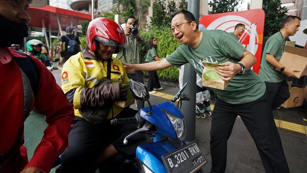 Berbagi Takjil dengan Kemasan Ramah Lingkungan Berbagi Takjil dengan Kemasan Ramah Lingkungan