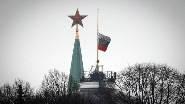 Berkabung, Rusia Kibarkan Bendera Setengah Tiang