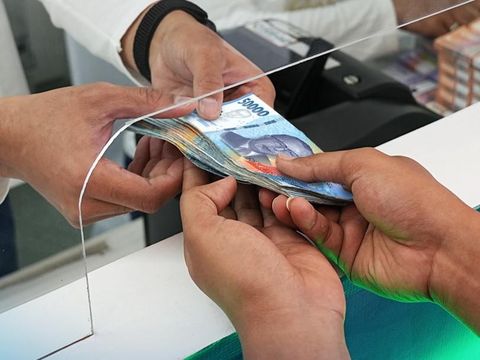 Awal Mula Tradisi Bagi-bagi Uang THR Saat Lebaran di Indonesia