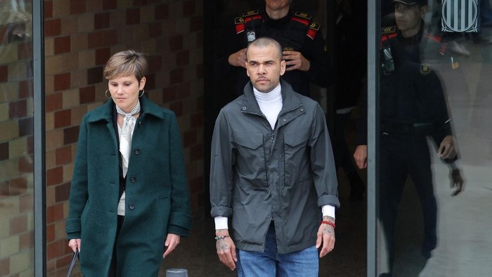 Convicted rapist and former Brazil international football player Dani Alves (R), flanked by his lawyer Ines Guardiola, leaves on provisional release Brians 2 prison in San Esteban Sasroviras, near Barcelona, on March 25, 2024. Convicted rapist and former Brazil international Dani Alves left a jail in Barcelona on March 25, 2024 after posting the one-million-euro bail set by a Barcelona court to ensure his release pending appeal. Ex-Brazil star has been sentenced to 4.5 years in jail for rape on February 22, 2024. (Photo by LLUIS GENE / AFP)