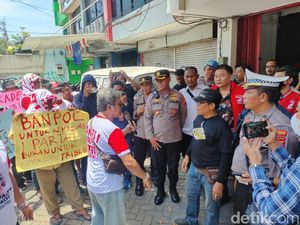 PSI Surabaya Curiga Demonstran Dana Banpol Ditunggangi PSI Surabaya Curiga Demonstran Dana Banpol Ditunggangi