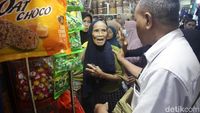 Diduga Curi Kue Lebaran di Pasar Jatinegara, Nenek Ini Ditangkap Massa